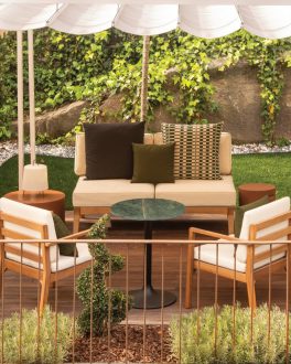 Esplanada exterior com sofás, mesa baixa e um toldo de riscas sobre a vegetação/home/klevieco/fontinha.klevie.com
