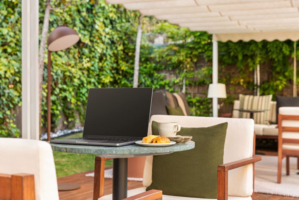 Mesa com portátil no jardim
