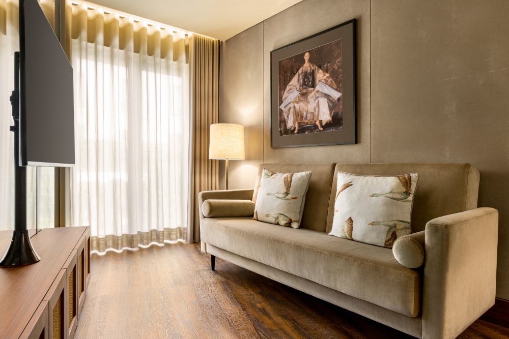 Quarto com sofá e retrato
