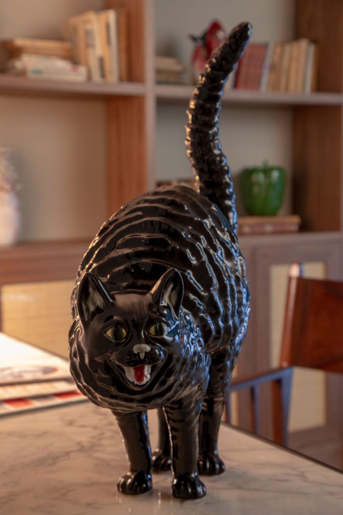 Escultura de gato preto