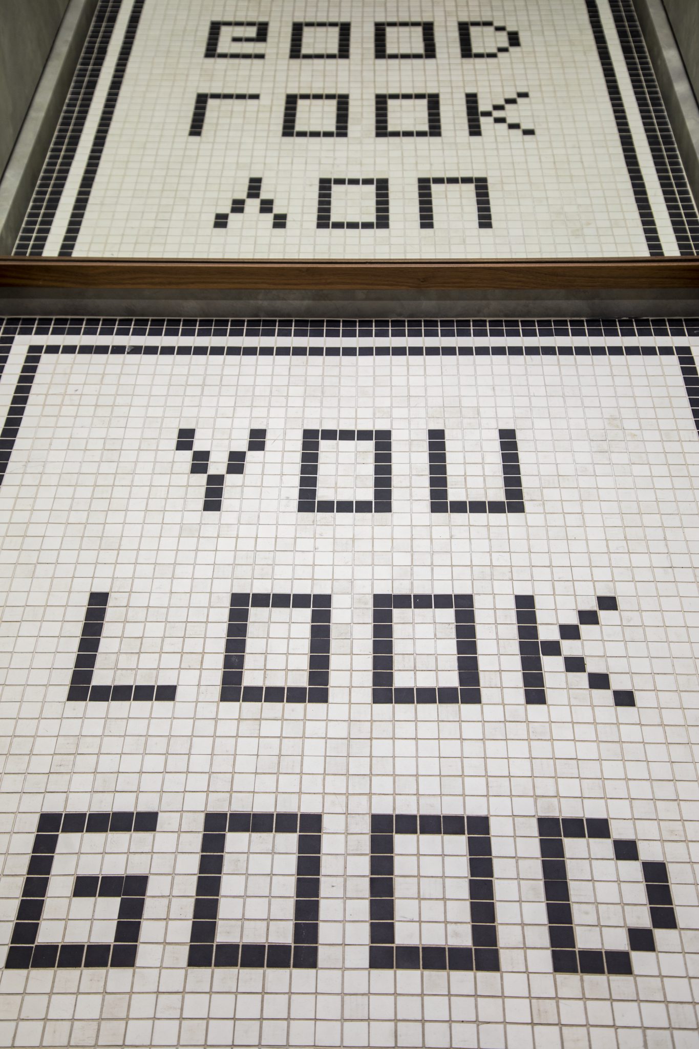 Mosaico de azulejos preto e branco com a frase "You look good"/home/klevieco/fontinha.klevie.com
