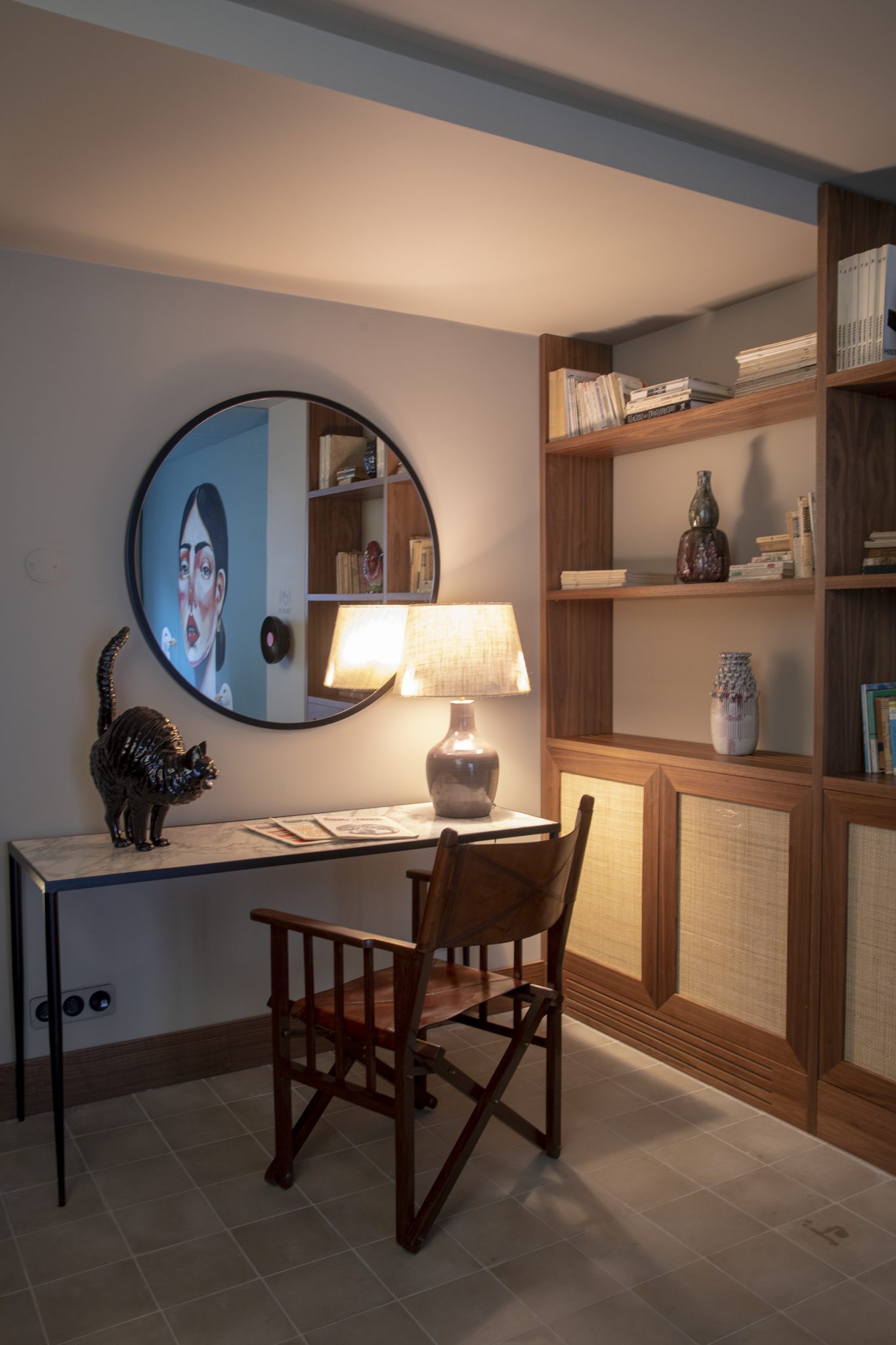 Quarto com espelho redondo na parede, candeeiro aceso e estantes de madeira/home/klevieco/fontinha.klevie.com